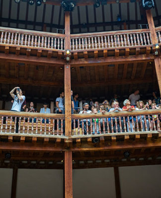 Jak ubrać się do teatru latem? Podpowiadamy Jak ubrać się do teatru latem? Podpowiadamy
