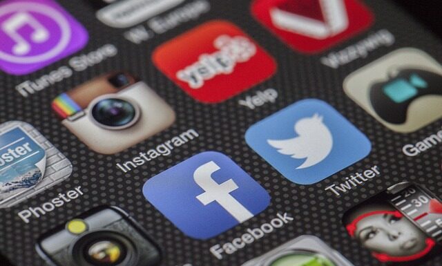 W jakim języku napisany jest Facebook?
