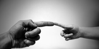 Co oznaczają 4 palce na zdjęciu miejski?