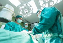 Dlaczego do lekarza mówi się doktor?