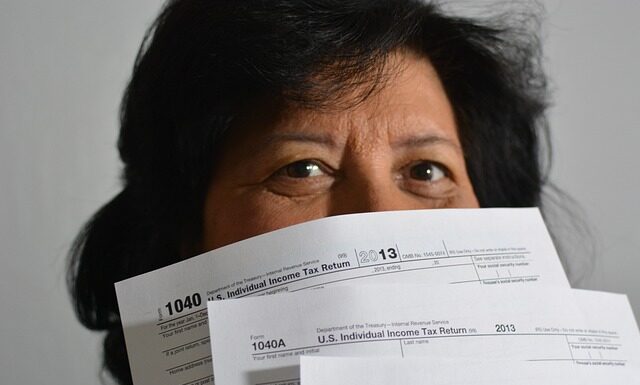 Dlaczego bank pobiera opłatę za kartę?