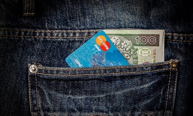 Czym różni się karta kredytowa od płatniczej?
