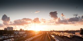 Czym zajmuje się logistyka transportu?